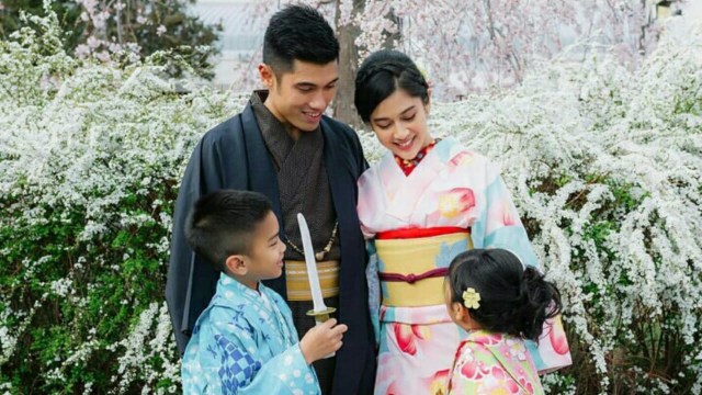 Dian Sastro dan keluarga. Foto: (Instagram/therealdisastr)