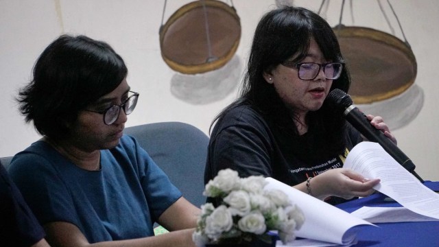 Ketua Umum Yayasan Lembaga Bantuan Hukum Indonesia (YLBHI) Asfinawati (kiri) dan Direktur Pusat Studi Hukum Dan Kebijakan (PSHK) Indonesia Gita Putri Damayana (kanan). Foto: Jamal Ramadhan/kumparan