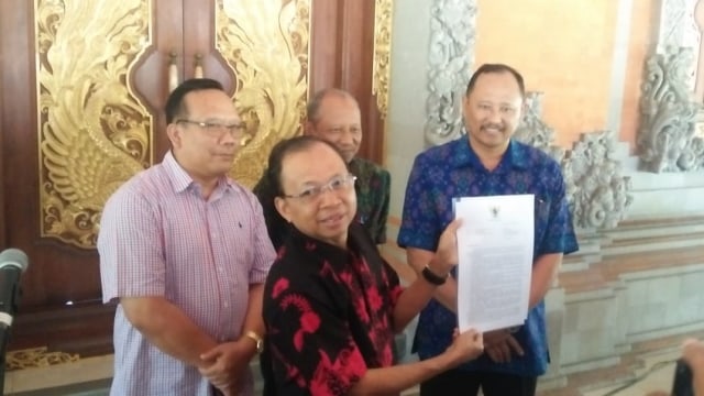 Gubernur Bali Wayan Koster saat menunjukkan surat permintaan penghentian reklamasi (kanalbali/KAD)