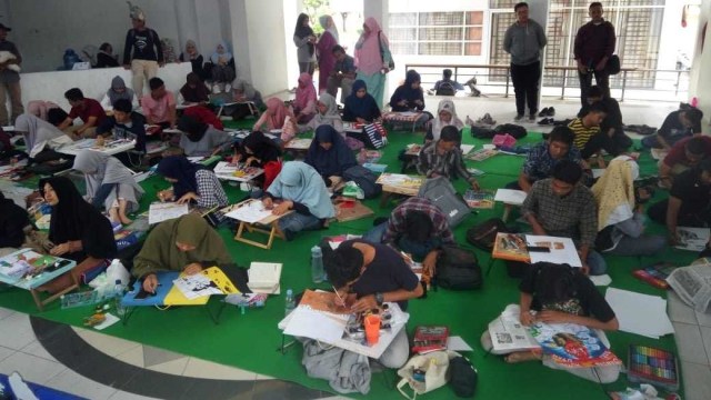 Lomba melukis Orang Utan dalam rangka memperingati Hari Orang Utan Sedunia. Foto: Zuhri Noviandi/kumparan
