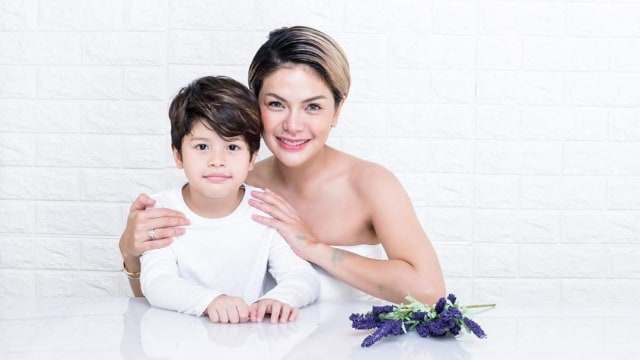 Nikita Mirzani bersama anaknya. Foto: Instagram/@nikitamirzanimawardi_17