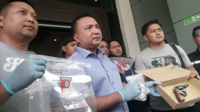 Senjata milik anggota polisi yang dicuri oleh pelaku di Jambi. Foto: Bara