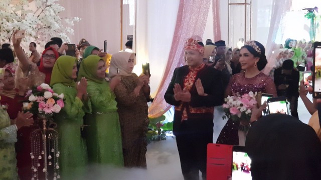 Kedua mempelai saat memasuki pelaminan. (Foto: Joko Hardyono)