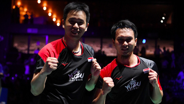 Ganda putra Indonesia Hendra Setiawan (kiri) dan Mohammad Ahsan seusai memenangi pertandingan babak final Kejuaraan Dunia Bulu Tangkis 2019 di St. Jakobshalle, Basel, Swiss, Minggu (25/8). Foto: ANTARA FOTO/Hafidz Mubarak