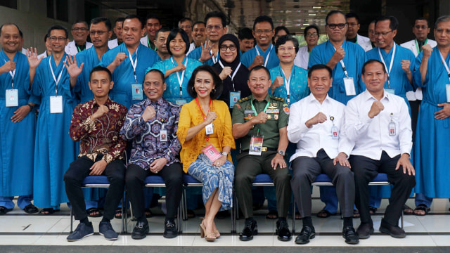 Foto bersama Ketua pansel KPK Yenti Garnasih, Kepala RSPAD Gatot Subroto Dr Terawan bersama Capim KPK yang mengikuti tes kesehatan di RSPAD Gatot Subroto, Senin (26/8). Foto: Irfan Adi Saputra/kumparan
