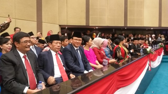 Mantan gubernur Basuki Tjahja Purnama (ketiga kiri), Djarot Saiful Hidayat (kiri), dan Sutiyoso (kedua kiri) menghadiri acara pelantikan di di Gedung DPRD DKI. Foto: Paulina Herasmaranindar/kumparan