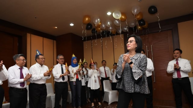 Menteri Keuangan, Sri Mulyani mendapat kejutan ulang tahun dari pejapat Kemenkeu. Foto: Dok. Kemenkeu