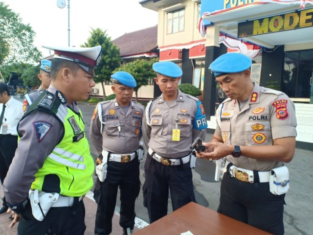 Propam Polda Jabar melakukan inspeksi mendadak (Sidak) di Polres Majalengka dalam rangka Penegakan Ketertiban dan Kedisiplinan Anggota Polri (Gaktiblin). Pemeriksaan ini meliputi administrasi perorangan seperti KTA, SIM, STNK, KTP dan pemeriksaan Senpi bagi yang memakai senpi serta kelengkapan surat-surat kendaraan bermotor milik anggota Polri berikut PNS. (Oki)