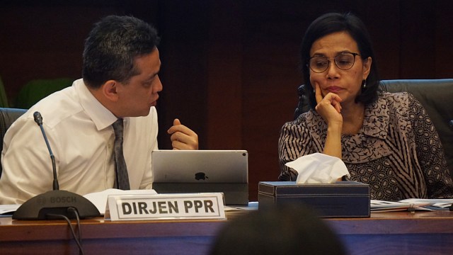 Menteri Keuangan, Sri Mulyani didampingi Dirjen Pengelolaan dan Resiko, Luky Alfirman (kiri) memberikan keterangan pers terkait APBN Kinerja dan Fakta (Kita) Agustus 2019 di Kantor Kemenkeu. Foto: Fanny Kusumawardhani/kumparan