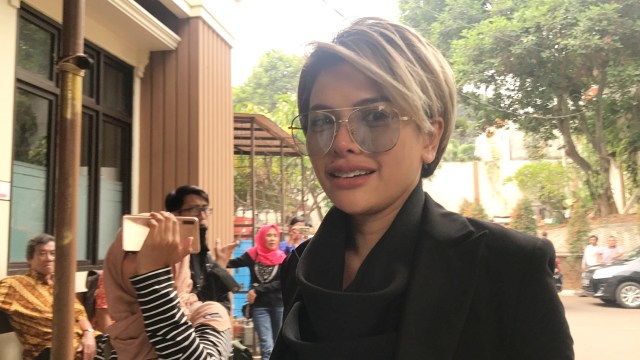 Nikita Mirzani di Pengadilan Agama Jakarta Selatan, Senin (26/8). Foto: Regina Kunthi Rosary/kumparan