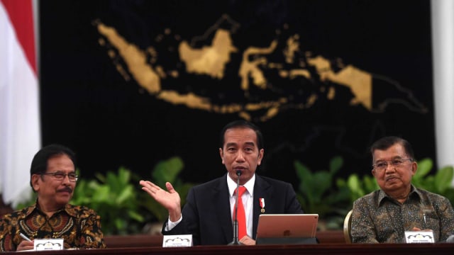 Presiden Joko Widodo (kiri) didampingi Wapres Jusuf Kalla (kanan) memberikan keterangan pers terkait rencana pemindahan Ibu Kota Negara di Istana Negara, Jakarta, Senin (26/8/2019). Foto: ANTARA FOTO/Akbar Nugroho Gumay