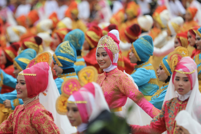 Tarian massal 1.300 pelajar SMA dan SMK memeriahkan pembukaan Olimpiade Olahraga Siswa Nasional (O2SN) 2019 di Aceh yang berlangsung di Stadion Harapan Bangsa, Senin (26/8). Foto: Suparta/acehkini 