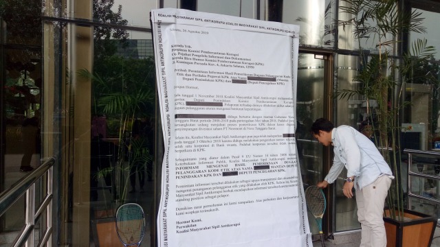 Surat raksasa Indonesia Corruption Watch (ICW) untuk KPK. Foto: Aprilandika Pratama/kumparan