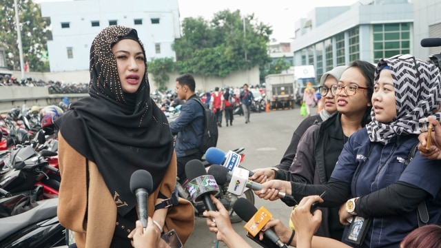 Penyanyi Della Perez saat ditemui dikawasan Tendean, Jakarta, Senin, (26/8). Foto: Dok. Ronny