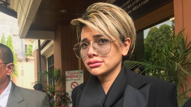 Nikita Mirzani usai sidang di Pengadilan Agama Jakarta Selatan, Senin (26/8). Foto: Regina Kunthi Rosary/kumparan