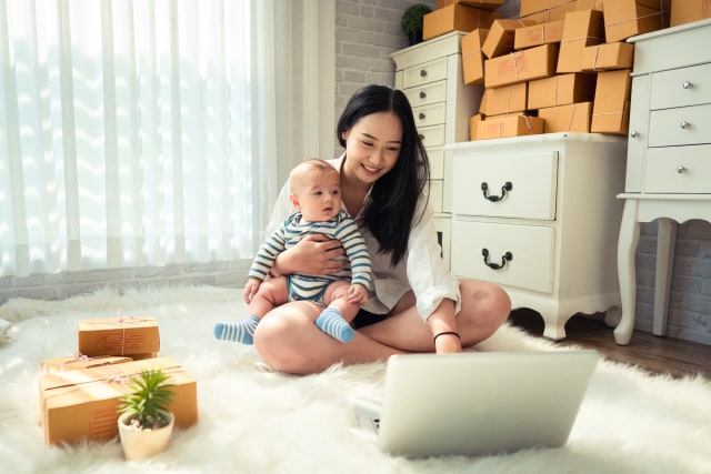 Ilustrasi Mompreneur yang sedang bekerja di rumah. Foto: Shutterstock