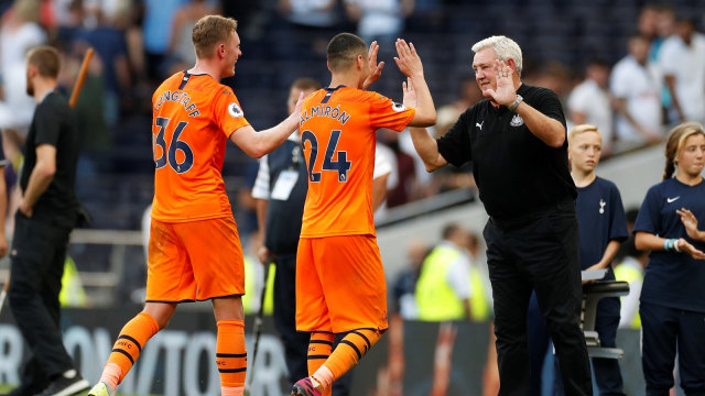 Steve Bruce merayakan kemenangan bersama para pemain Newcastle. Foto: Reuters/John Sibley