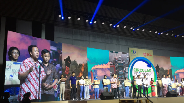 Mahasiswa Indonesia dan mahasiwa dari 6 negara lainnya mengumandangkan “Save Our World” dalam SCG SD Symposium 2019 di Bangkok, Thailand. Foto: Ema Fitriyani/kumparan