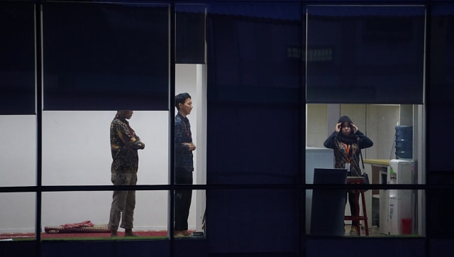 Aktivitas karyawan di sebuah gedung perkantoran di Jakarta, Senin (26/8). Foto: Fanny Kusumawardhani/kumparan