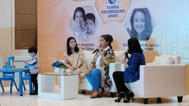 8 tanda kecerdasan anak bersama Enfagrow dihadiri oleh narasumber seorang Psikolog Klinis Anak, Remaja dan Keluarga, Roslina Verauli M.PSI, PSI dan cucu menantu presiden Selvi Ananda dan Jan Ethes di Grand Savero Hotel Bogor. (foto: kumparan)