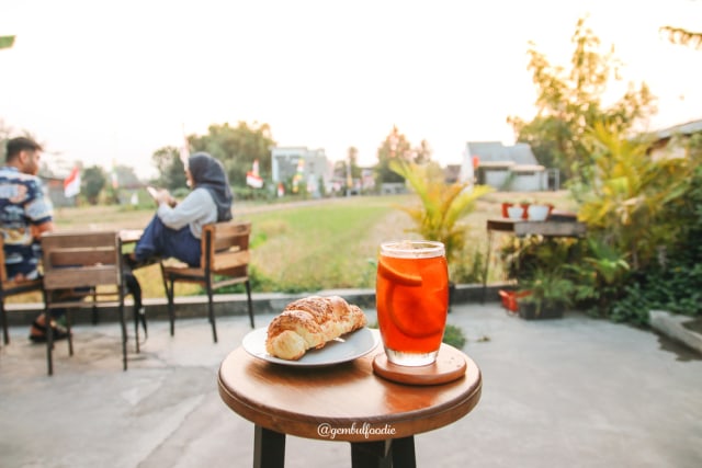 Kopi dan senja adalah sebuah kebutuhan baru generasi milenial. Photo by @gembulfoodie