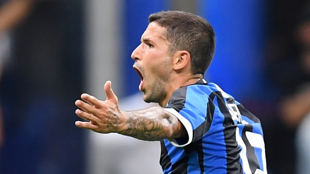 Stefano Sensi melakukan selebrasi usai membobol gawang Lecce. Foto: Reuters/Daniele Mascolo