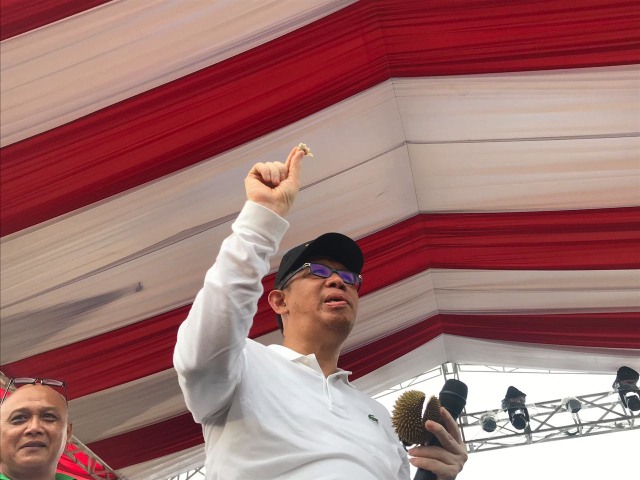 Gubernur Sutarmidji menunjukkan buah durian kecil dari Punggur. Foto: Teri/Hi!Pontianak