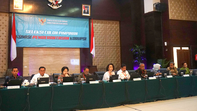 Ketua pansel KPK Yenti Garnasih (tengah) saat seleksi calon pimpinan KPK di Kementerian Sekretariat Negara, Jakarta, Selasa, (27/8). Foto: Irfan Adi Saputra/kumparan