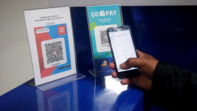 Driver Gojek melakukan pembayaran perpanjangan SIM menggunakan GoPay di Satpas SIM, Jakarta, Senin (26/8). Foto: Fanny Kusumawardhani/kumparan