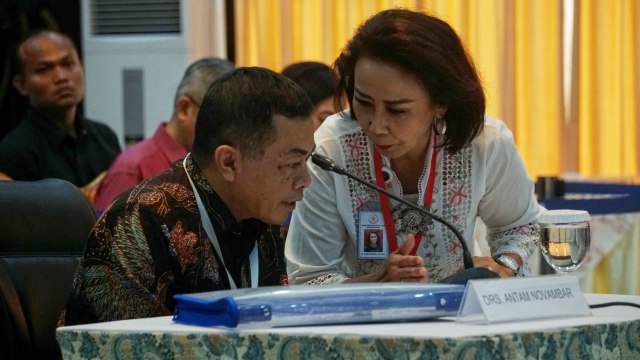 Capim KPK Antam Novambar (kiri) dan Ketua pansel KPK Yenti Garnasih berbincang saat wawancara dan uji publik capim KPK di Kementerian Sekretariat Negara, Jakarta, Selasa, (27/8). Foto: Irfan Adi Saputra/kumparan