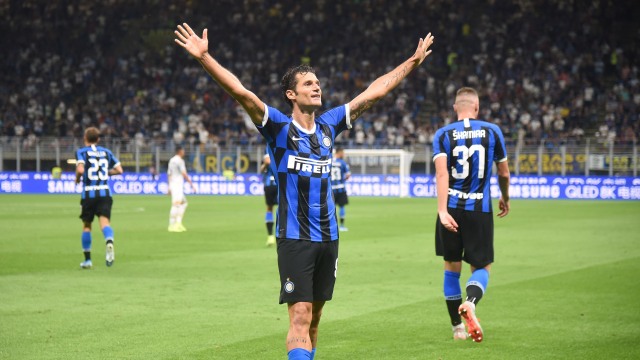 Antonio Candreva merayakan gol di laga Lecce melawan Inter Milan. Foto: REUTERS/Daniele Mascolo