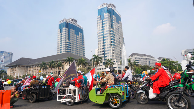 Dalam menyambut HUT kemerdekaan RI ke-74, penyandang disabilitas yang tergabung dalam Koalisi Nasional POKJA menggelar pawai budaya yang bertajuk 'Menuju Disabilitas Merdeka'. Foto: Fanny Kusumawardhani/kumparan
