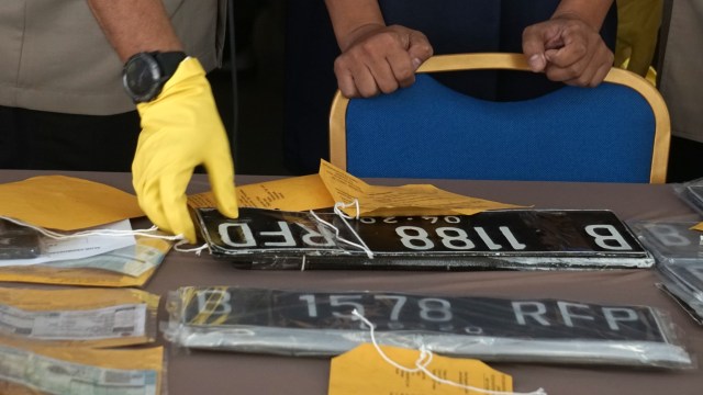 Barang bukti STNK dan TNKB palsu bernomer khusus yang di gelar saat konferensi pers di Lobi Polres Jakarta Utara, Tanjung Priok, Selasa (27/8). Foto: Iqbal Firdaus/kumparan