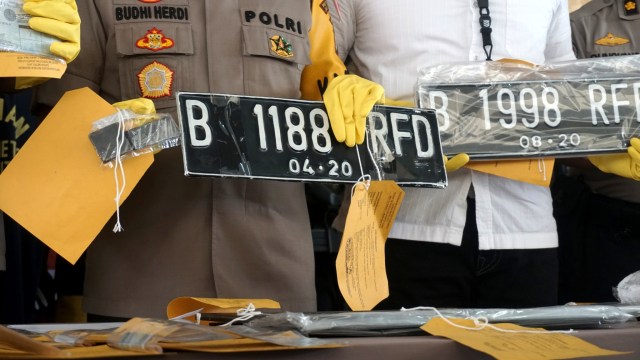 Polisi menunjukan STNK dan TNKB bernomer khusus palsu di Lobi Polres Jakarta Utara, Tanjung Priok, Selasa (27/8). Foto: Iqbal Firdaus/kumparan