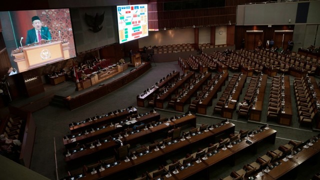 Kursi-kursi anggota DPR terlihat kosong saat Rapat Paripurna DPR RI. Foto: Jamal Ramadhan/kumparan