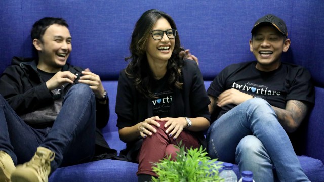Pemain film Twivortiare Dimas Aditya, Raihaanun Soeriaatmadja (tengah), dan Boris Bokir (kanan), saat berkunjung ke kantor kumparan. Foto: Melly Meiliani/kumparan