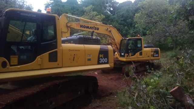 Ekskavator milik PT GKP saat memasuki lahan perkebunan milik warga. Foto: Istimewa.