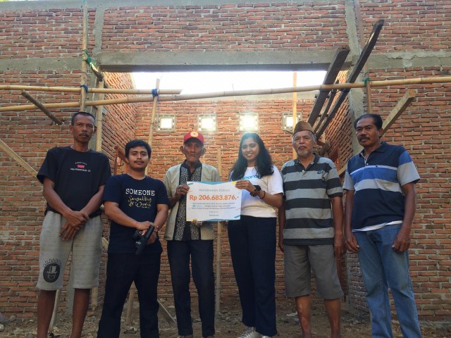 Penyerahan donasi Kakek Arsyad didampingi oleh panitia pembangunan musala | Foto: Ferry Fadhlurrahman