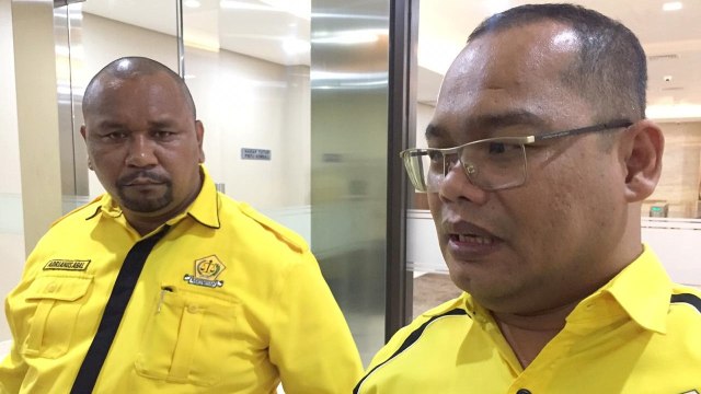 Badan Advokasi Hukum dan HAM (Bakumham) Golkar, Muslim Jaya Butarbutar (kanan) di Bareskrim Polri. Foto: Mirsan Simamora/kumparan