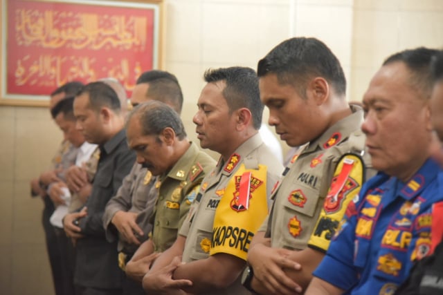 Kapolres Cirebon AKBP Suhermanto dan jajaran Polres Cirebon melaksanakan Shalat Ghaib dan mendo'akan Ipda Erwin anggota Polres Cianjur yang meninggal dunia. (Juan)