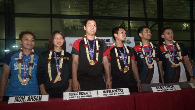 Ganda putra Indonesia Mohammad Ahsan (ketiga kanan) dan Hendra Setiawan (ketiga kanan) saat penyambutan Juara Kejuaran Dunia 2019 di Terminal Kedatangan Internasional 3 Bandara Soekarno-Hatta, Tangerang, Banten. Foto: Iqbal Firdaus/kumparan