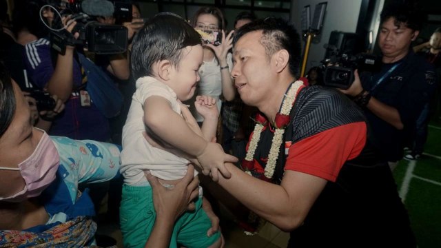 Ganda putra Indonesia Hendra Setiawan menggendong anaknya saat tiba di Terminal Kedatangan Internasional 3 Bandara Soekarno-Hatta, Tangerang, Banten. Foto: Iqbal Firdaus/kumparan