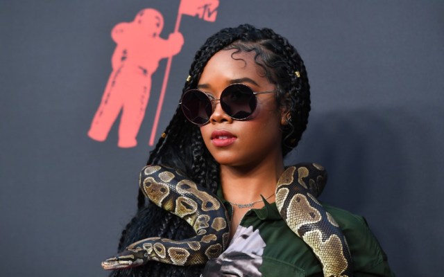H.E.R di MTV VMA 2019. Foto: AFP/JOHANNES EISELE