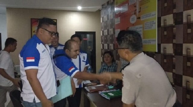 GAMKI Manado saat melaporkan dugaan ceramah bermuatan ujaran kebencian yang dilakukan Ustaz Yahya Waloni ke Polda Sulut. Laporan ini berdasarkan video viral di Youtube yang dinilai sudah meresahkan warga Kota Manado, Sulawesi Utara serta Indonesia secara umum (foto: dokumen GAMKI)