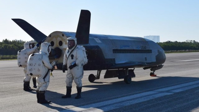 Pesawat luar angkasa X-37B. Foto: United States Air Force via Wikimedia Commons
