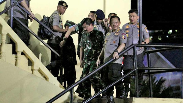 Panglima TNI Marsekal TNI Hadi Tjahjanto (ketiga kanan) dan Kapolri Jenderal Tito Karnavian (kedua kanan) berjalan seusai menggelar pertemuan tertutup di Mapolda Papua, Jayapura, Papua, Selasa (27/8). Foto: ANTARA FOTO/Gusti Tanati