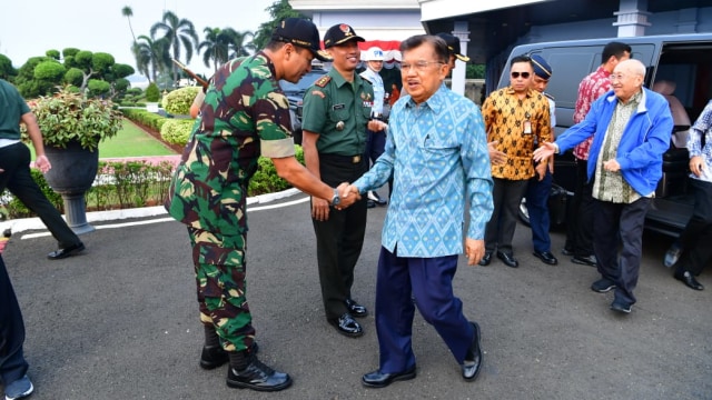 Wakil Presiden Jusuf Kalla saat Di Pangkalan TNI AU Halim Perdanakusuma, Jakarta Timur untuk  Kunjungan Kerja ke Bali Foto: Dok. Setwapres
