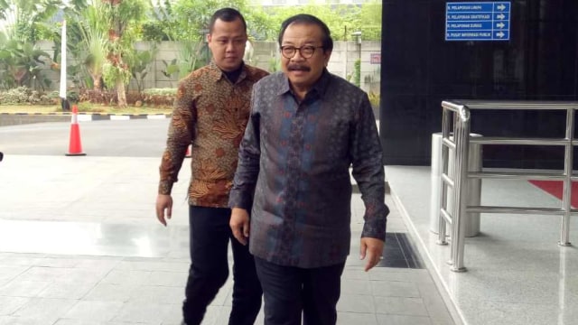 Mantan Gubernur Jawa Timur, Soekarwo penuhi panggilan penyidik KPK. Foto: Aprilandika Pratama/kumparan