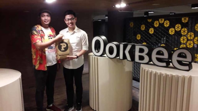 Faza Meonk bersama Pasavon Thepruangchai. Foto: Dok. Gramedia