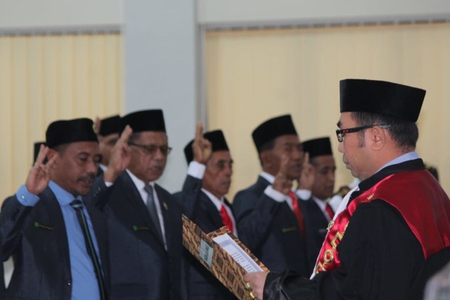 Pelantikan Anggota DPRD Ngada terpilih oleh Ketua PN Ngada, Herbert Harefa, SH, MH.Sumber foto: Istimewa.